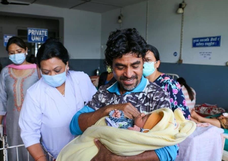 गर्भवती आमा र बिरामीहरूलाई राहत